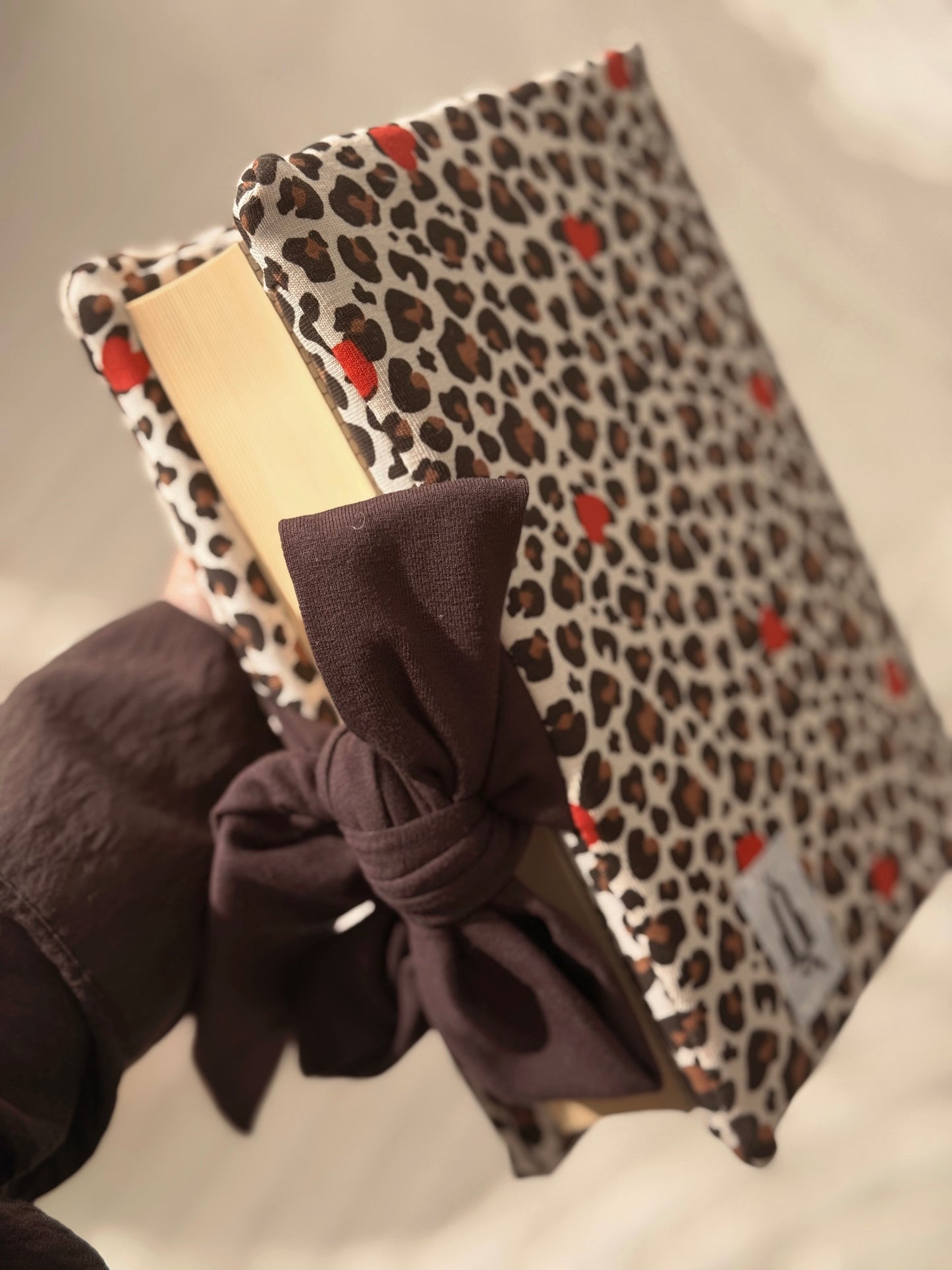 Protège-coran léopard noeud marron