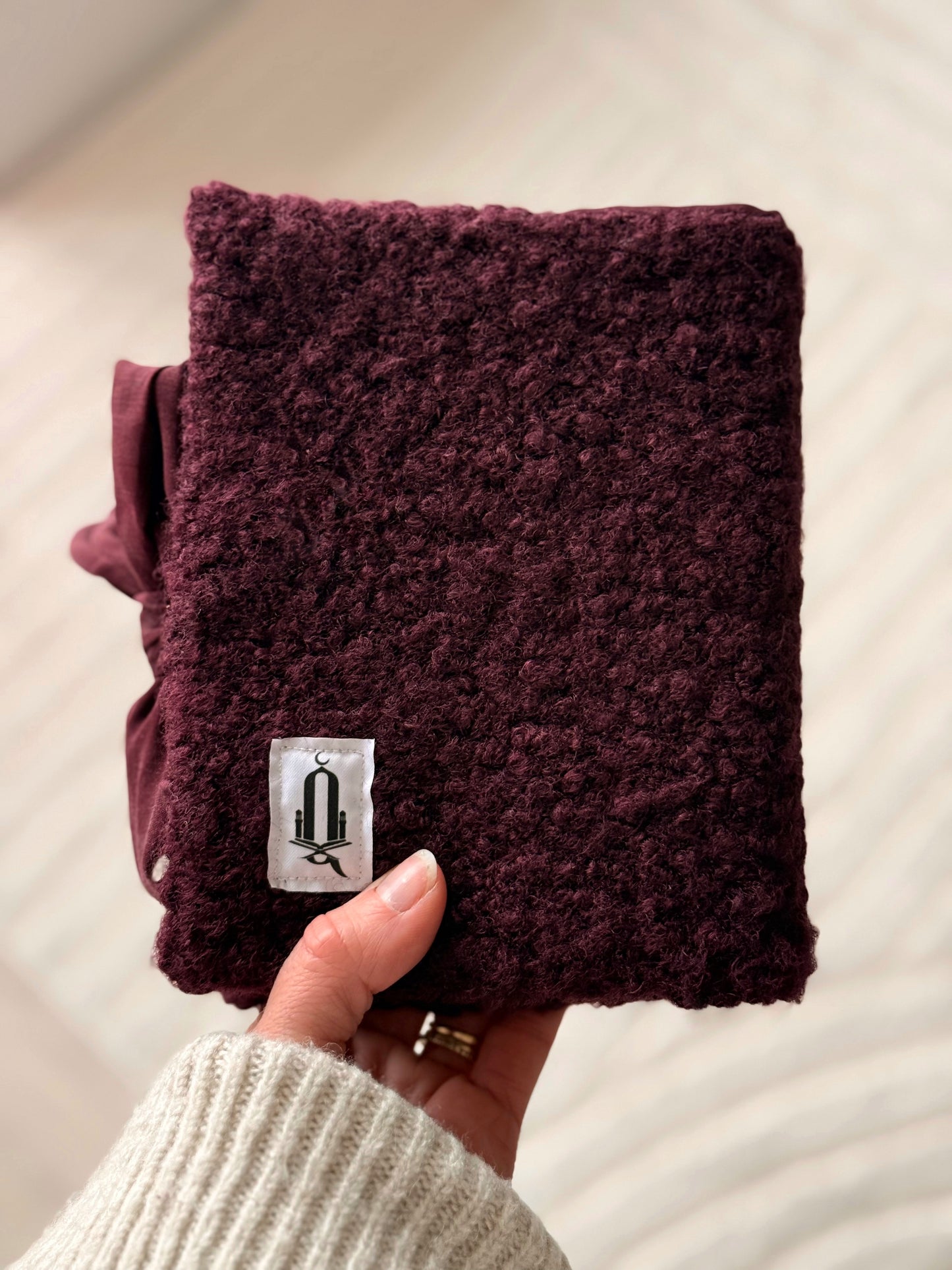 Protège-coran laine bouclé aubergine